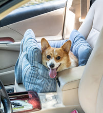 Car mounted dog beds, pet safety seats are commonly used for outings, small and medium-sized dogs, portable handheld cat beds, and dog beds